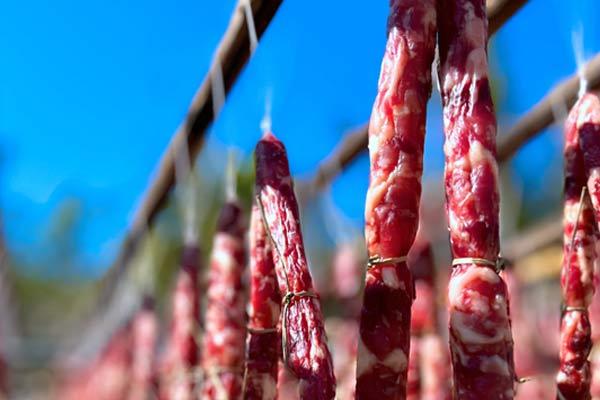Taste of Spring Festival on tip of my tongue: Sun-drying cured meat in rural areas