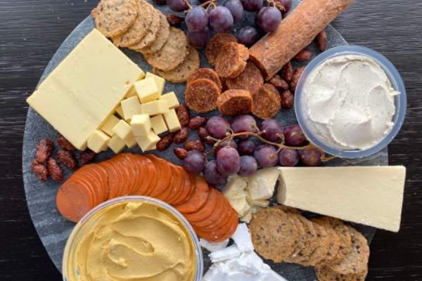 HOW TO BUILD A VEGAN CHEESE BOARD (THAT’S ACTUALLY GOOD)