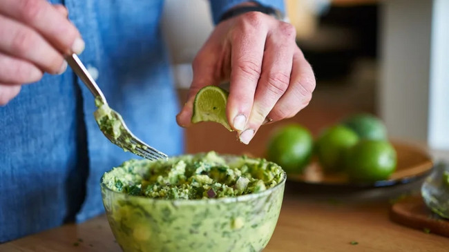 The Golden Rule For Making Restaurant-Worthy Guacamole
